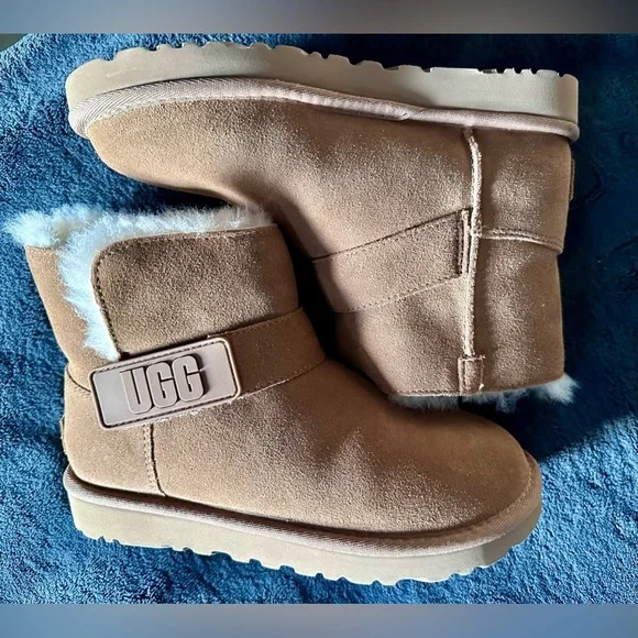 NIB UGG Bailey Mini Logo Strap Bootie - Size Womens 5 - Color Brown - Picture 1 of 13